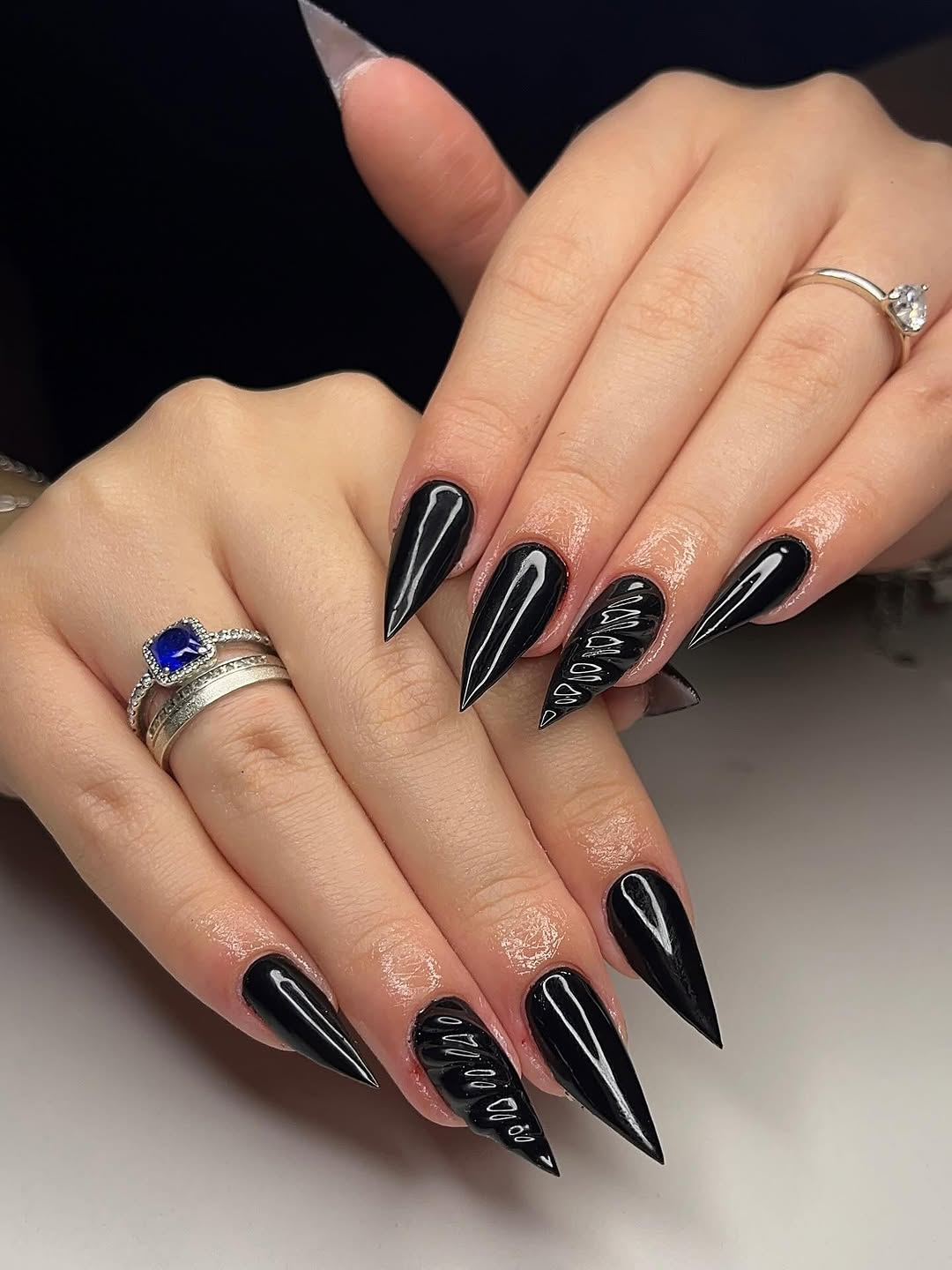 Stiletto preto brilhante com relevo 3D