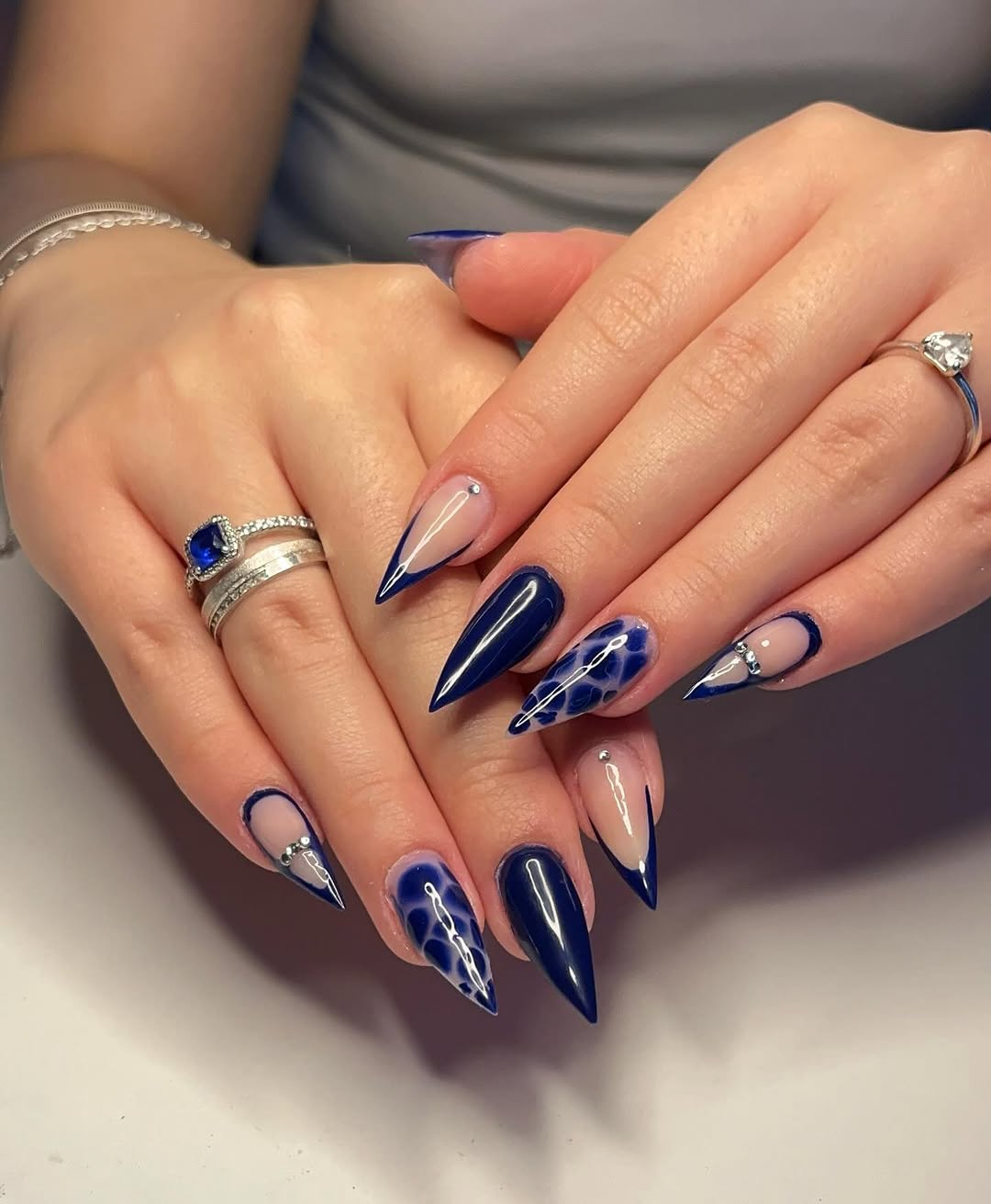 Unhas azul marinho com nail art