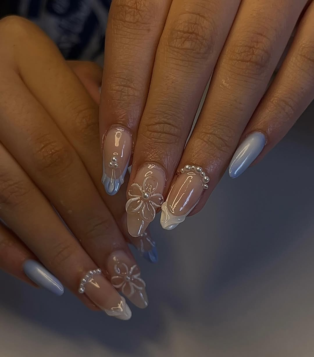 Unhas com flor 3D e pérolas
