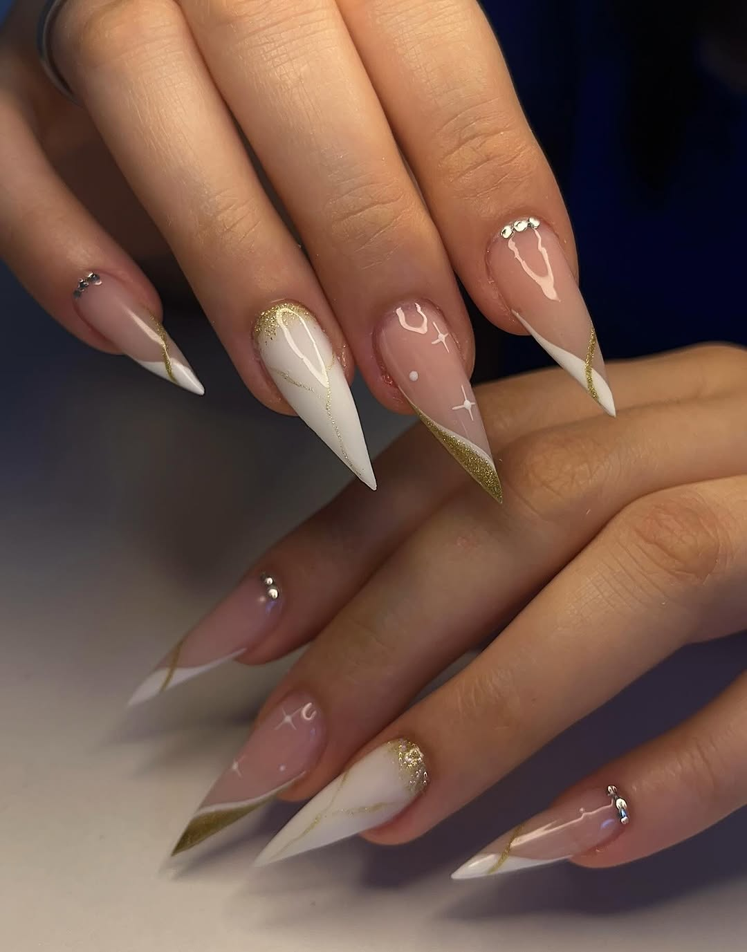 Stiletto nude com detalhes em dourado